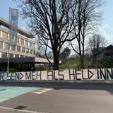 Solidaritätsaktion vor dem Kantonsspital Aarau während der ersten Welle Ende März 2020. (Twitter)