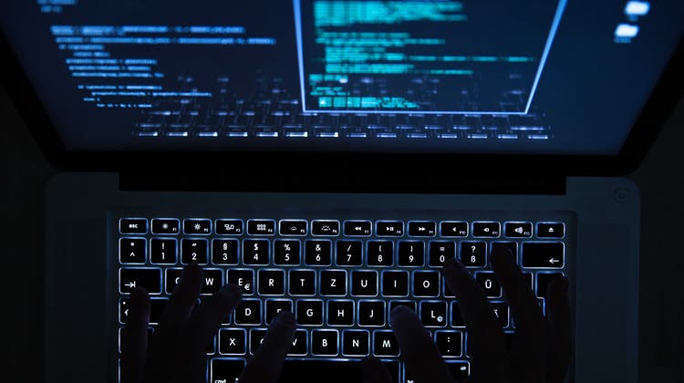 Immer wieder kommt es zu Cyberangriffen auf kritische Infrastrukturen. Der Bundesrat sieht Handlungsbedarf. (Symbolbild) (Keystone)