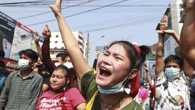 Eine Demonstrantin in Yangon, Myanmar, zeigt das Handzeichen der Protestanten am 6. Februar. (Bild: Keystone/ AP)