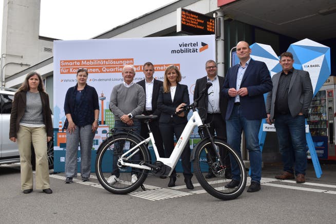 Behördenvertreter und Betreiber stellten das grenzüberschreitende «Bike-Sharing»-Projekt von Stein und Bad Säckingen am Bahnhof in Stein letzten Sommer vor.