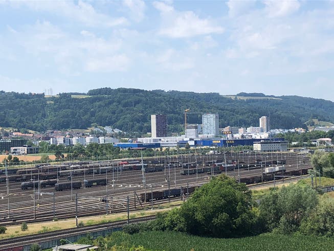 Der Blick vom Rangierbahnhof auf Spreitenbach. 