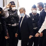 Verurteilt: Frankreichs Ex-Präsident Nicolas Sarkozy (m). (Ian Langsdon / EPA)