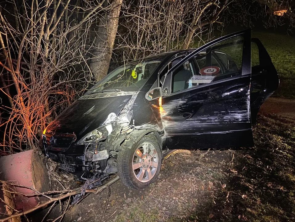 Obersiggenthal AG, 26. Februar: Eine Automobilistin verliert die Kontrolle über ihr Fahrzeug und kollidiert mit der Baustellenabschrankung und einem Kandelaber. Letztlich wird sie von einem Baum gestoppt. Sie und ihr Beifahrer bleiben unverletzt.
