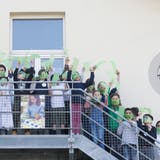 Bildschülerinnen, Bildschüler und Lehrpersonen feiern mit ihren Masken den Semesterstart vor den Schulräumlichkeiten (Bild: Donato Caspari)
