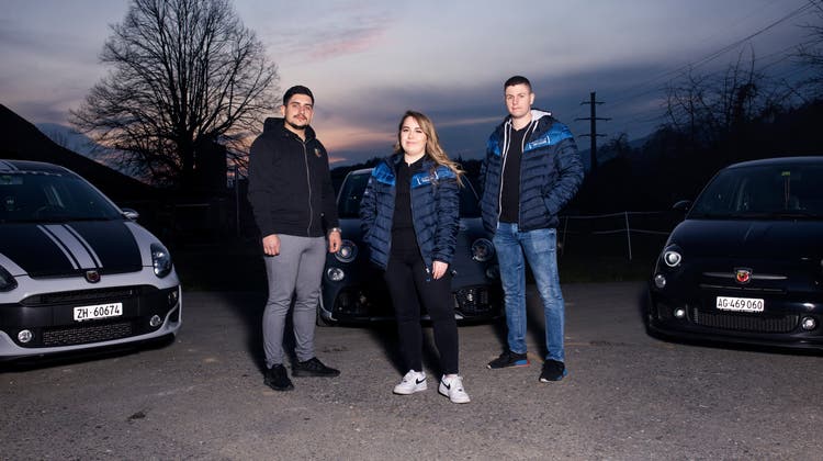 Posen vor dem Auto: Jeremy Diquattro (21), Emanuela Nicastro (25) und Mattia Balbi (24) vor ihrer Garage in Niedergösgen. (Britta Gut)