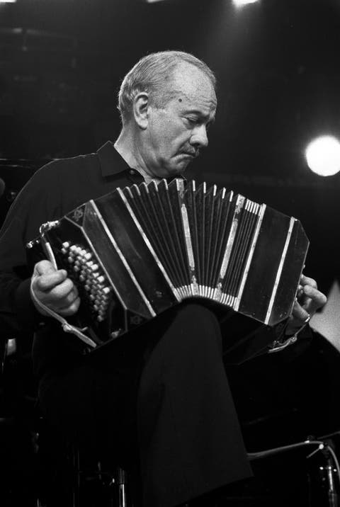 Der argentinische Bandoneonspieler Astor Piazzolla (1921-1992) am 1985 am Jazzfestival Montreux. 