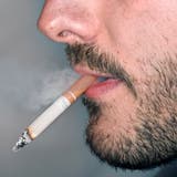 In den Tabakpräventionsfonds des Bundes zahlt jeder Raucher 2,6 Rappen ein, wenn er ein Päckchen Zigaretten kauft. (Bild: Keystone)