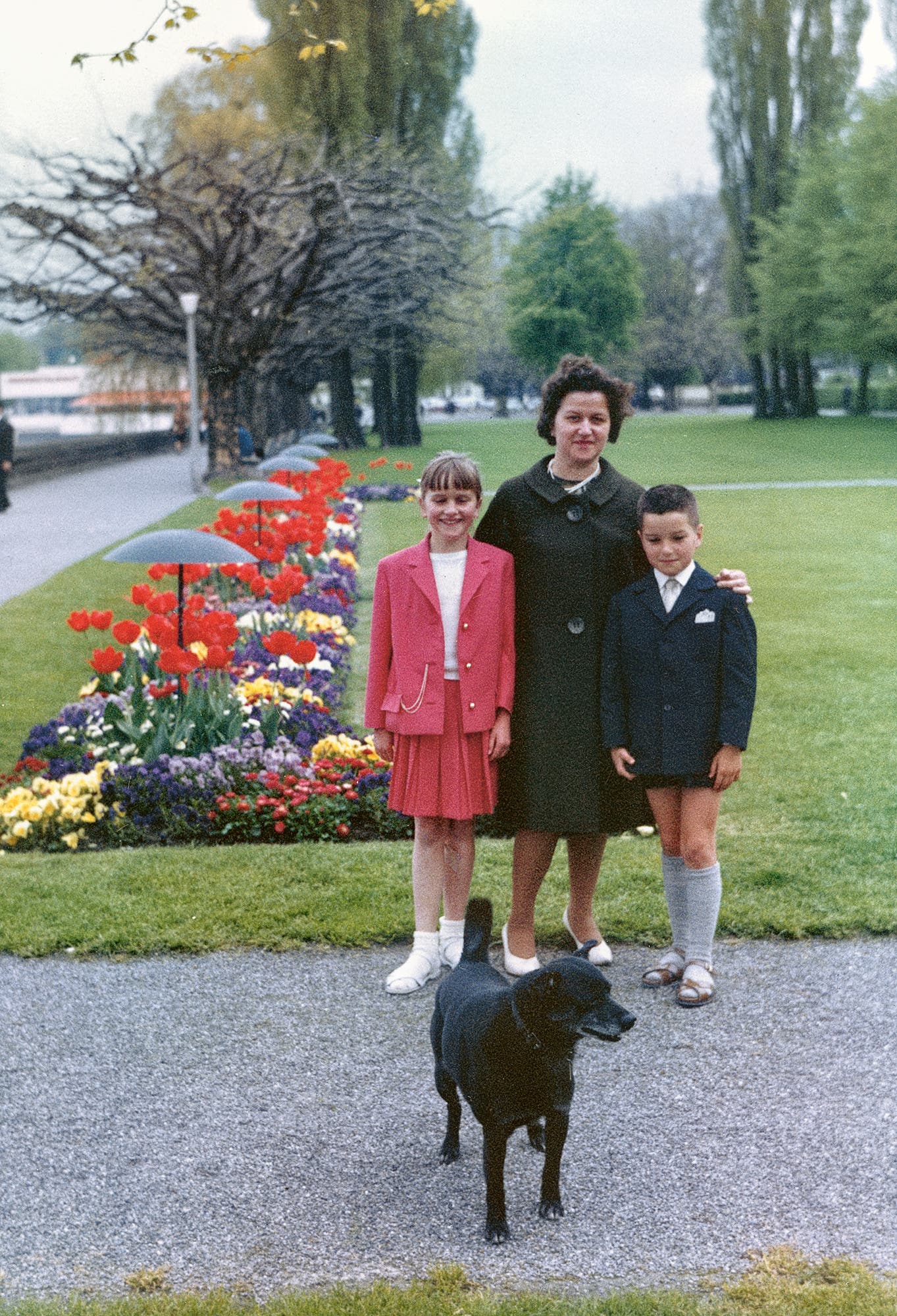 Sonntagsspaziergang mit Bruder Gilbert und Familienhund Rexli am Bodensee in den 1960-er Jahren. Die Mutter Irma Hutter uniformiert ihre Kinder, wie es sich gehört. Sie ist Schneiderin und betreibt im St. Galler Rheintal ein Modegeschäft.