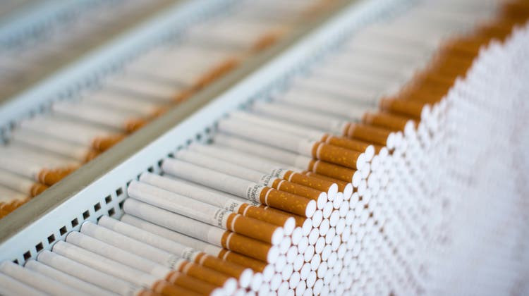 In den Tabakpräventionsfonds des Bundes zahlt jeder Raucher 2,6 Rappen ein, wenn er ein Päckchen Zigaretten kauft. (Keystone)