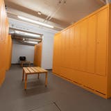 Die Räume des unterirdischen geschützten Spitals werden auch als Garderobe genutzt. (Bild: Matthias Jurt (Baar, 03. März 2021))