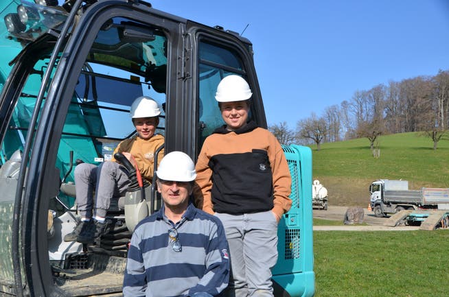 Baustart für die Biogasanlagen «Höfli» in Coronazeiten: Georg Müller mit seinen Söhnen Luzius und Vincenz.