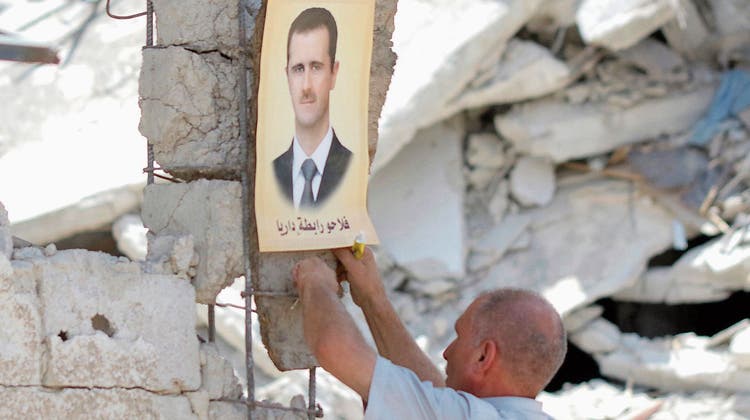 Syrische Kämpfer beerdigen ihre gefallenen Kameraden nach einer Schlacht in der kurdischen Ortschaft Qamishli