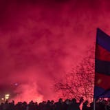 Die gleichzeitige Demonstration von tausenden FCB-Fans vor dem geschlossenen Stadion machte das Spiel gegen Luzern so speziell. (Georgios Kefalas / KEYSTONE)