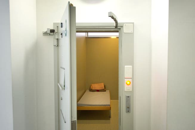 Lütolf fordert unter anderem, dass alkoholisierte Personen bis zu ihrer Ausnüchterung kostenpflichtig in einer Gefängniszelle inhaftiert werden. Im Bild: Die Ausnüchterungszelle der Stadtpolizei St.Gallen
