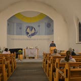 Eine Hand voll Kirchbürgerinnen und Kirchbürger sitzen mit nötigem Sicherheitsabstand in der Kirche. (Bild: Margrith Pfister-Kübler)