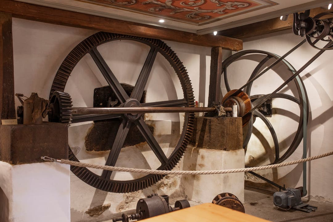 Zwischen 1878 und 1956 war das Wasserrad Teil der Drechslerei Wismer. Hier zu sehen: Der Antrieb des Rads.