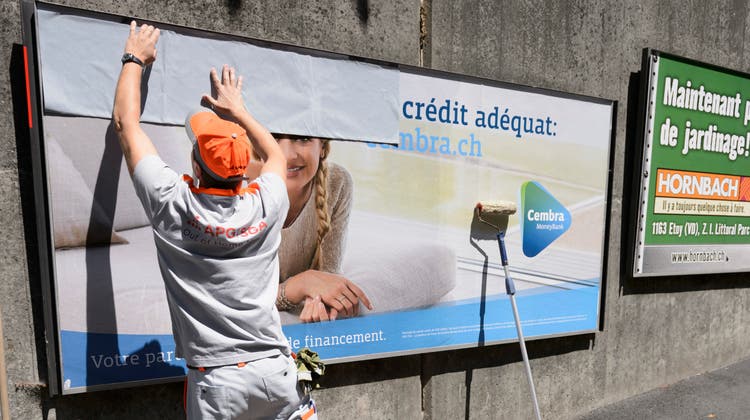 Ein APG-Mitarbeiter erneuert in Lausanne Plakate. Das Geschäft mit der Werbung im öffentlichen Raum litt stark unter der Coronapandemie. (Keystone)