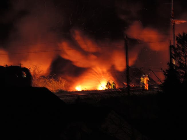Beim Brand eines Lagergebäudes der Werke Wangen-Brüttisellen ist ein Schaden von über 100'000 Franken entstanden.