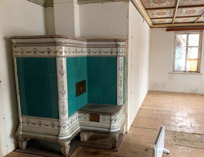 Bei den Räumungsarbeiten im Hof Binzmühle freigelegt: ein wertvoller Kachelofen aus dem 19. Jahrhundert und umfangreiche Deckenmalereien.