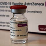 Astrazeneca-Impfstoff-Fläschchen: Die EU und der Hersteller sind seit Wochen im Clinch wegen Lieferausfällen. (Christophe Ena / AP)