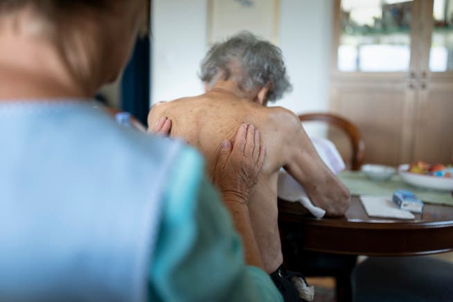 Rückenmassage für einen Spitexpatienten. Ob die Leistungen wirksam und wirtschaftlich sind, das lässt sich bislang kaum messen. 
