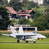 Ein F/A-18 Hornet Kampfjet der Schweizer Luftwaffe rollt zum Hangar vom Militärflugplatz Emmen. (Bild: Philipp Schmidli (9. August 2017))