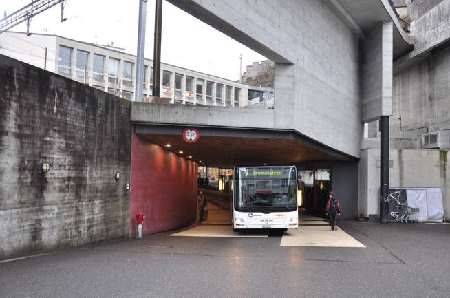 Für Dieselbusse ist die Schlossbergpassage hoch genug, nicht aber für die Elektrobusse, die hier durchfahren sollen. 