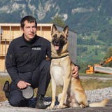 Gemeinsam mit seinem Hundeführer Thomas Steiger hat der Polizeihund Jango im Herbst 2020 im Alter von drei Jahren die Ausbildung zum Kombihund abgeschlossen. (Bild: PD)