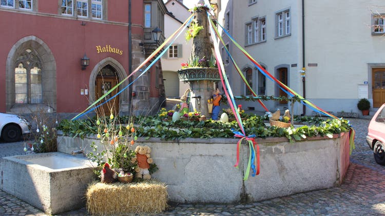 Auch der Brunnen am Laufenburger Laufenplatz wird zu Ostern bunt dekoriert. (Dieter Deiss (Laufenburg, 24. März 2018))