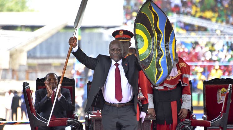 Der frühere Präsident Tanzanias, John Pombe Magufuli, bei seiner Amtseinführung im Jahr 2015. (Keystone)
