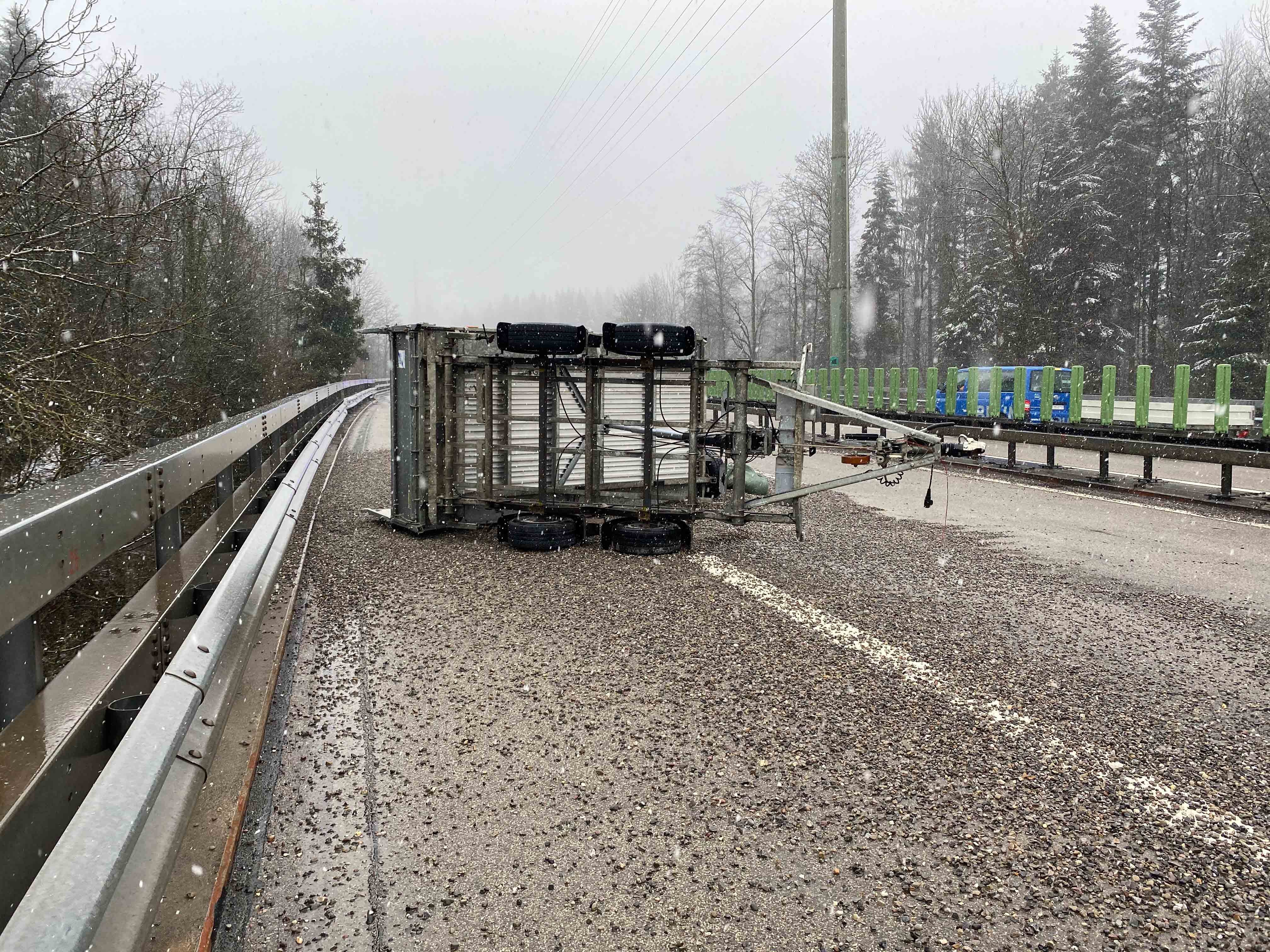 Cham - Anhänger Umgekippt: Autobahn Musste Wegen Kies Auf Der Fahrbahn ...