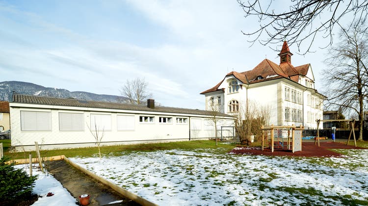 Dieser Pavillon beim Schulhaus 2 muss für neue Klassenräume weichen. (Hans Peter Schäfli / «Solothurner Zeitung»)