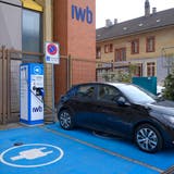 Aktuell gibt es in Basel nur eine Handvoll Ladestationen für Elektroautos. (Kenneth Nars)