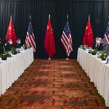 Die amerikanische Delegation um Aussenminister Antony Blinken (zweiter von rechts), gegenüber die Vertreter Chinas: Eisige Stimmung in Anchorage, Alaska. (Frederic J. Brown / AP)