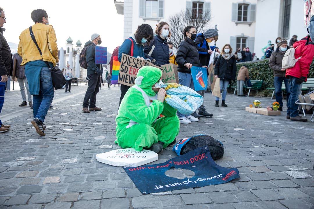 Wie abgemacht trafen sich Klimaaktivistinnen und Klimaaktivisten auf dem Rosengartplatz zum Sitzstreik.