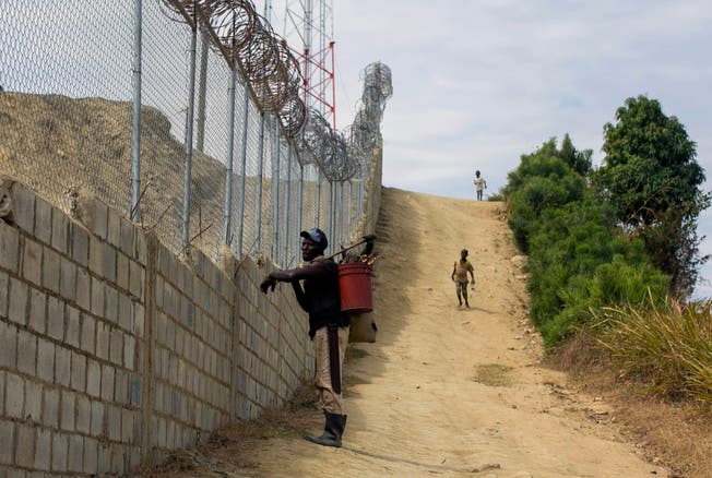 Im Bau: Die Mauer zwischen der Dominikanischen Republik und Haiti.