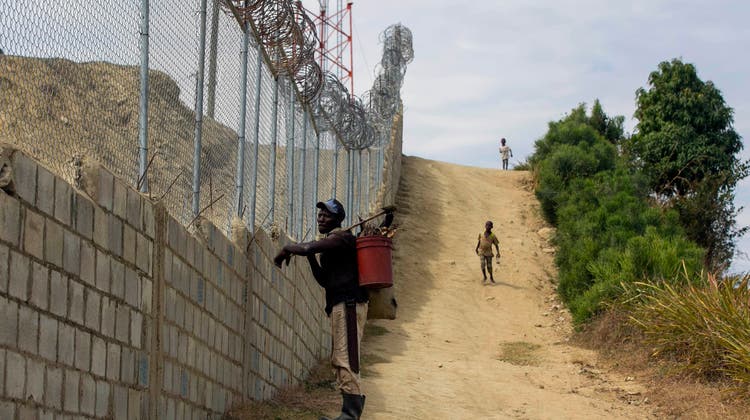 Im Bau: Die Mauer zwischen der Dominikanischen Republik und Haiti. (AP)