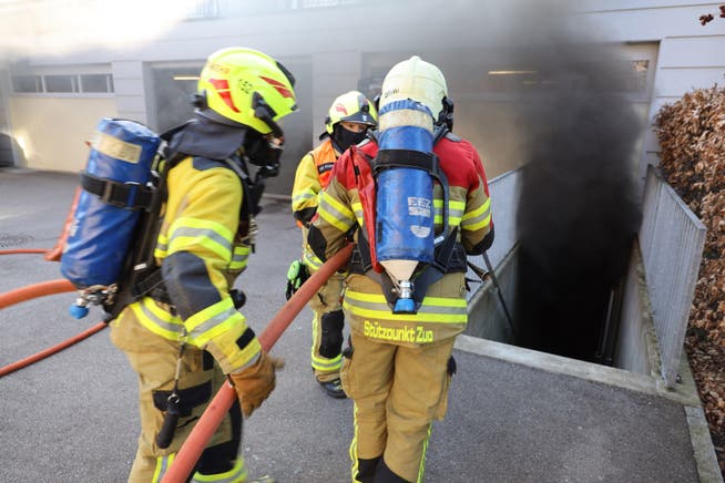Ein Atemschutztrupp der FFZ löschte den Brand in einem Hobbyraum.