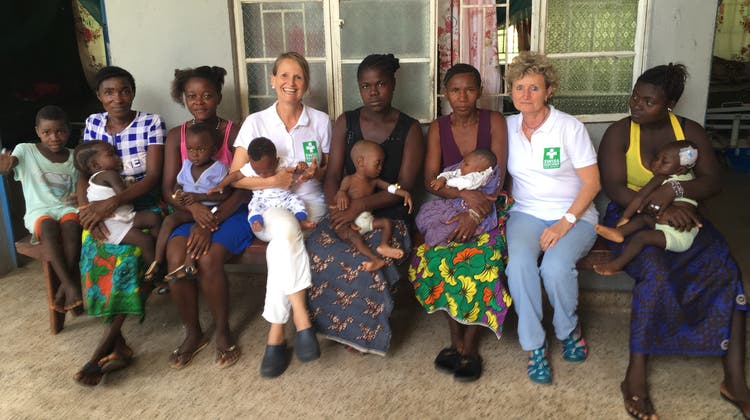 Gudrun Jäger (rechts) und Bettina Essers vom Verein Swiss Doctors mit Frauen und ihren Kindern im Serabu-Spital in Sierra Leone. (zvg)