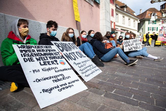 Sitzstreik Klima-Jugend und Klima-Grosseltern in Solothurn.
