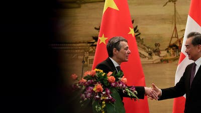 Hinter verschlossenen Türen übe man auch deutliche Kritik an China, sagt Aussenminister Ignazio Cassis – hier 2018 zu Besuch bei seinem Amtskollegen Wang Yi in Peking. (Andy Wong/AP)