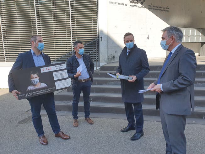 Steven Schraner und Robert Blarer übergeben die Petition gegen Maskenpflicht an der Primarschule an Gesundheitsdirektor Jean-Pierre Gallati und Bildungsdirektor Alex Hürzeler (von links).