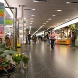 Im Metro Shop in Baden herrschte vor einem Jahr fast schon eine gähnende Leere – seit Montag haben hier wieder viele Läden geöffnet. (Bild: Philipp Zimmermann)