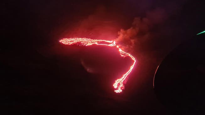 Ein vom isländischen Wetteramt zur Verfügung gestelltes Handout-Foto zeigt ein von einem Hubschrauber der Küstenwache aufgenommenes Bild des Vulkanausbruchs am Geldingadalur.
