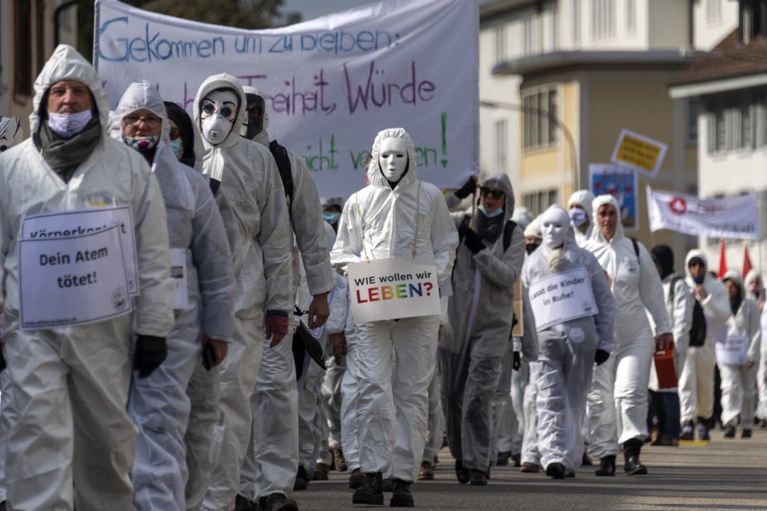Anhänger des Vereins Stiller Protest demonstrieren in Liestal gegen die Massnahmen zur Eindämmung des Coronavirus. 
