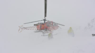 Dritte konnten das Opfer unter der Schneemasse bergen. Ein Helikopter flog den Mann danach ins Spital nach Sitten. (Symbolbild) (Keystone)
