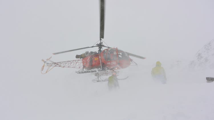 Dritte konnten das Opfer unter der Schneemasse bergen. Ein Helikopter flog den Mann danach ins Spital nach Sitten. (Symbolbild) (Keystone)