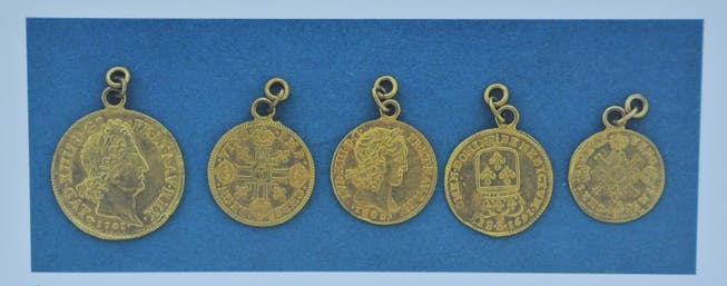 Diese fünf Goldmünzen behielt die Gemeinde als Andenken an den Fund. (Fotografiert aus dem Klingnauer Buch)