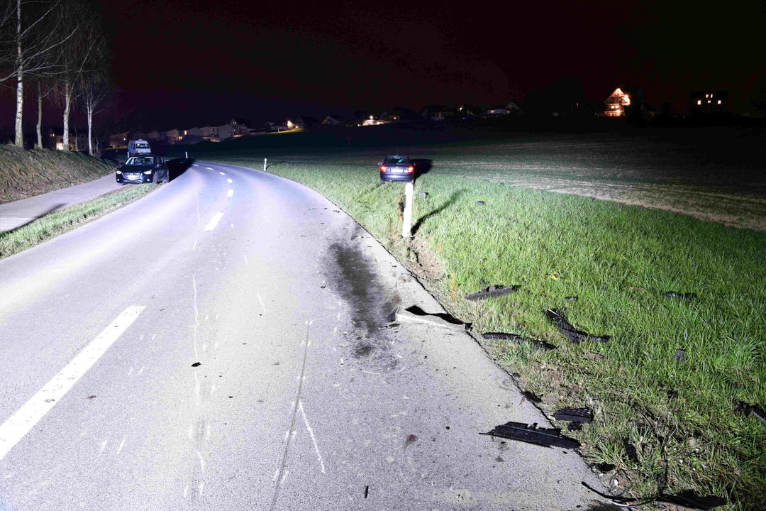 Abtwil (AG), 21. März: Ein Motorradfahrer stürzt bei einem Überholmanöver und kollidiert mit einem entgegenkommenden Fahrzeug. Er stirbt noch auf der Unfallstelle.