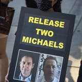 Eine Demonstrantin fordert die Freilassung der "beiden Michaels, Kovrig (l) und Spavor. Die Kanadier sitzen seit zwei Jahren in chinesischer Haft. (Darryl Dyck / AP)
